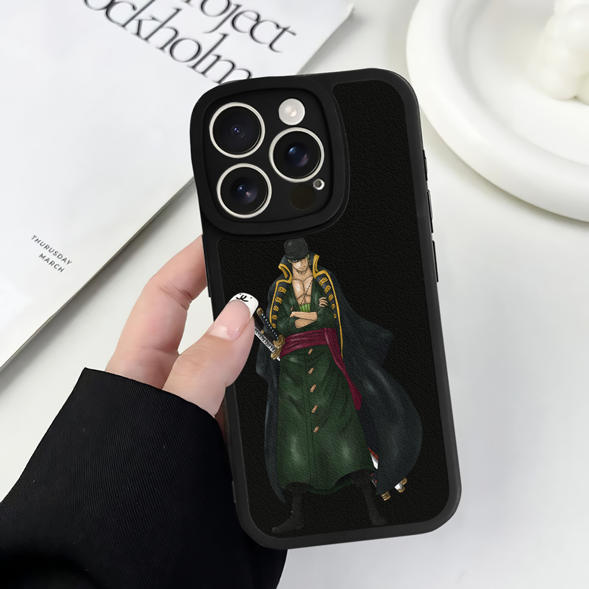 （画像用） ワンピース ロロノア・ゾロ ONE PIECE Roronoa Zoro 【iPhone 16シリーズ対応】シリコンスマホケース（レザー調） 材質：シリコン
